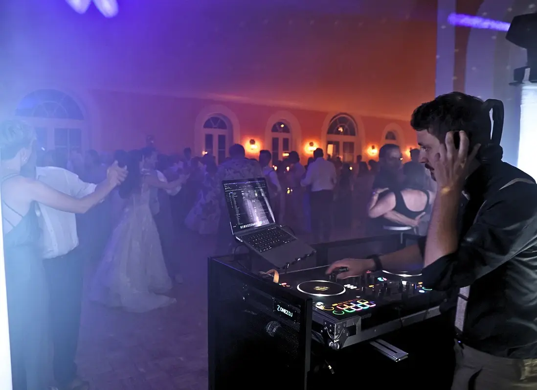 DJ Jonez legt bei einer Hochzeit auf, Gäste tanzen