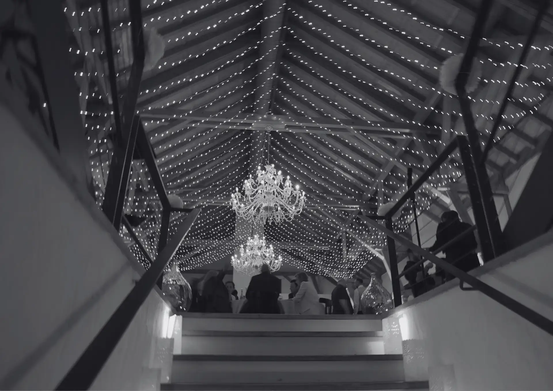 Festsaal mit Kronleuchter und Lichterhimmel