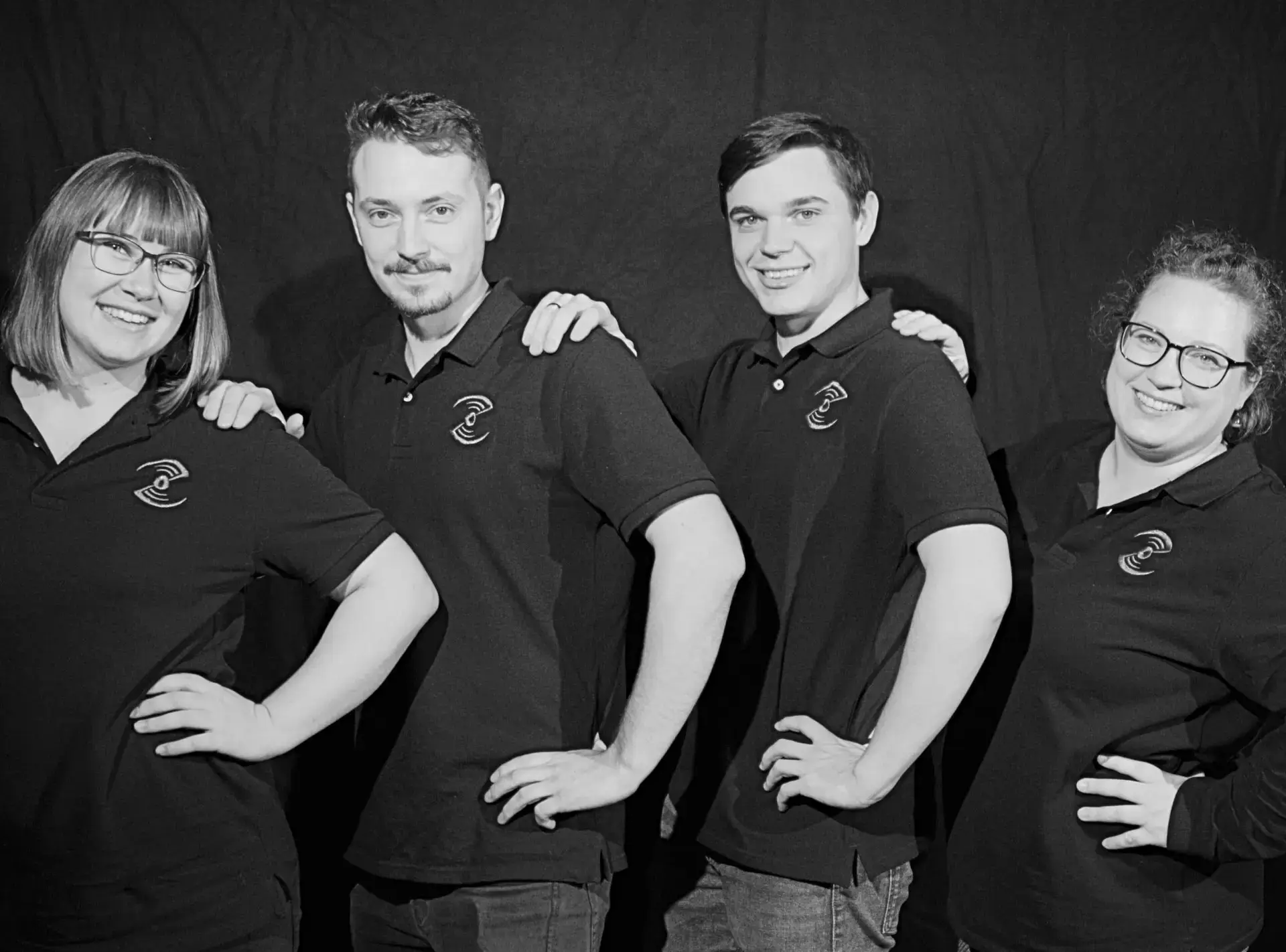 Das ONEZ-Team in schwarzen Poloshirts